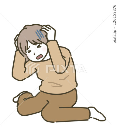 頭を抱えて座る若い女性（私服） 126155876