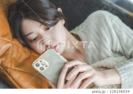 ソファーで寝ている日本人の女性 126156034