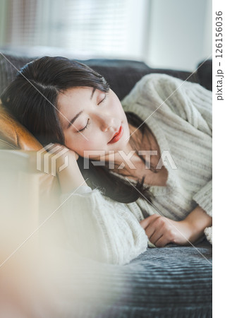 ソファーで寝ている日本人の女性 126156036