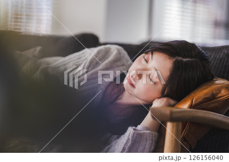 ソファーで寝ている日本人の女性 126156040