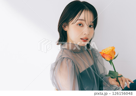 若い女性のヘアスタイル、メイクアップイメージ 126156048