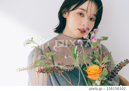 花束を持つ若い女性 126156102