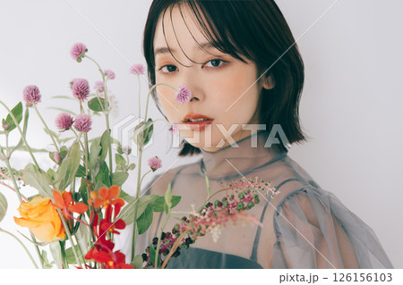 花束を持つ若い女性 126156103