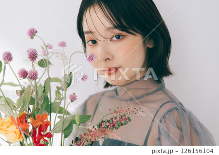 花束を持つ若い女性 126156104