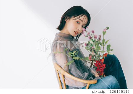 花束を持つ若い女性 126156115