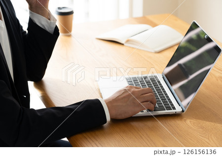 ノートパソコンで作業をする男性の手元 126156136