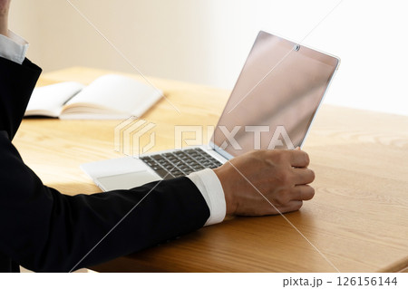 ノートパソコンで作業をする男性の手元 126156144