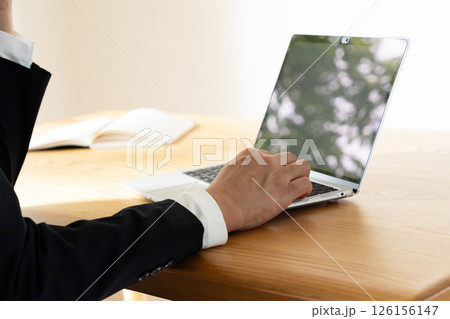 ノートパソコンで作業をする男性の手元 126156147