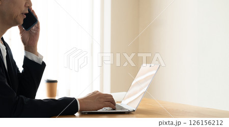 ノートパソコンで作業をする男性の手元 126156212