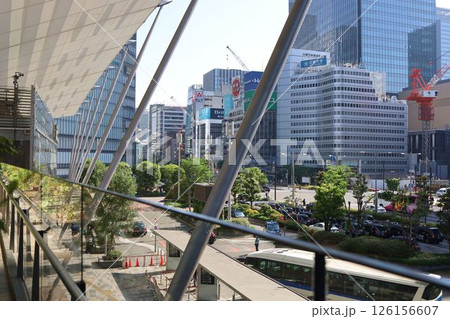 アパートから見える桜の木と花 126156607