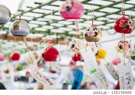 川崎大師 夏のイベント「風鈴市」 風になびく厄除だるま風鈴【神奈川県・川崎市】 川崎大師 夏のイベント「風鈴市」 風になびく厄除だるま風鈴【神奈川県・川崎市】 126156988