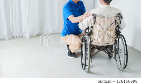 男性介護士と車椅子に乗った高齢者男性 男性介護士と車椅子に乗った高齢者男性 126156999