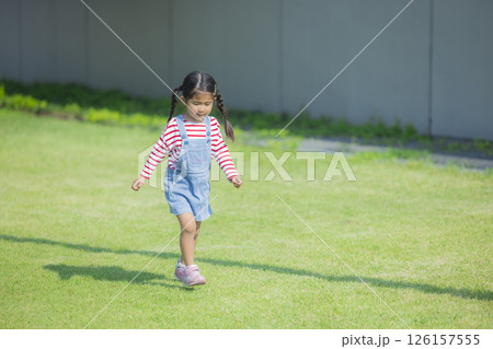 芝生の広場で遊ぶ子供 126157555
