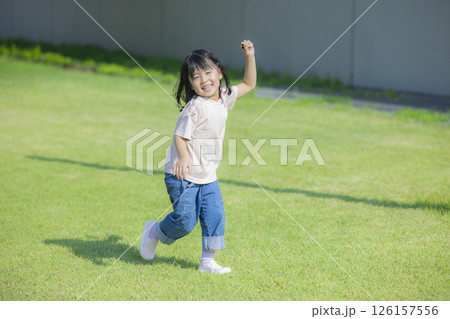 芝生の広場で遊ぶ子供 芝生の広場で遊ぶ子供 126157556