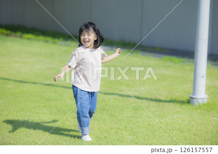 芝生の広場で遊ぶ子供 126157557