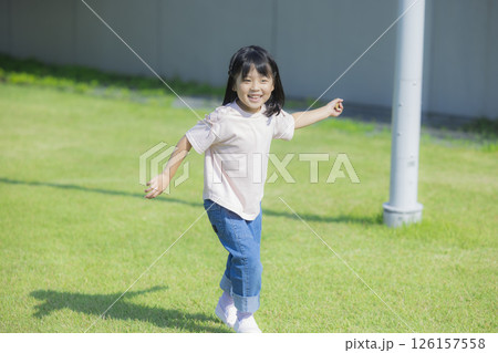 芝生の広場で遊ぶ子供 126157558