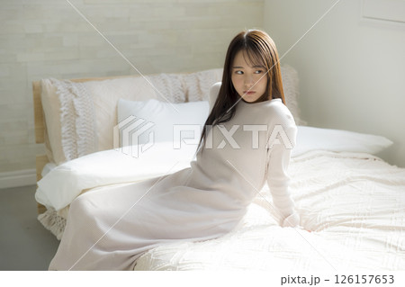 ベッドでまだ眠い女性 126157653