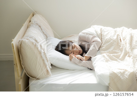 ベッドでまだ眠い女性 126157654