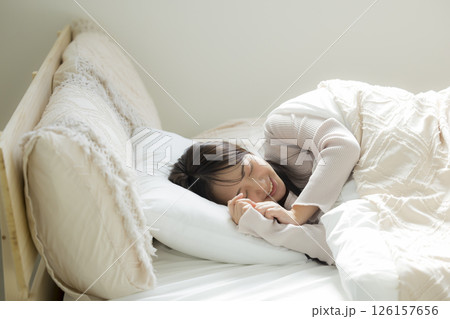 ベッドでまだ眠い女性 ベッドでまだ眠い女性 126157656