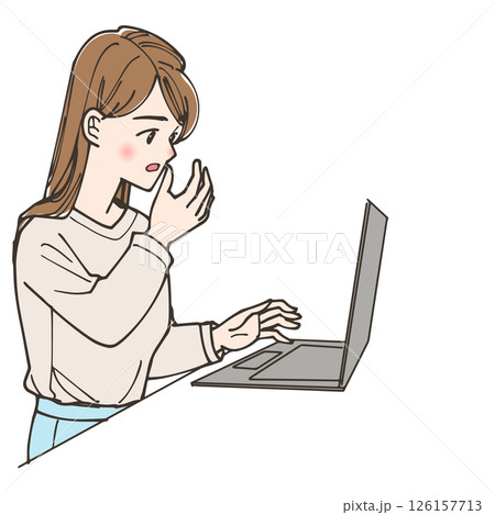ノートパソコンを見ながら驚いている女性 ノートパソコンを見ながら驚いている女性 126157713