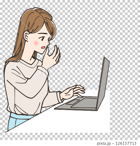 ノートパソコンを見ながら驚いている女性 ノートパソコンを見ながら驚いている女性 126157713