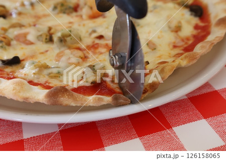 美味しそうなピザをカットする 美味しそうなピザをカットする 126158065