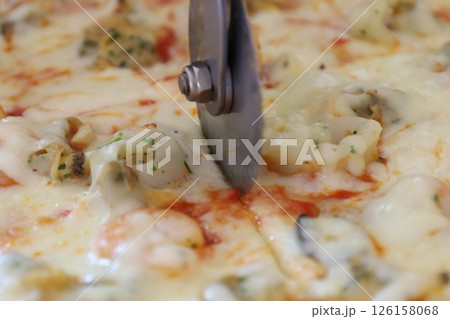 美味しそうなピザをカットする 美味しそうなピザをカットする 126158068