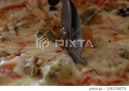 美味しそうなピザをカットする 美味しそうなピザをカットする 126158070