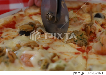 美味しそうなピザをカットする 美味しそうなピザをカットする 126158071