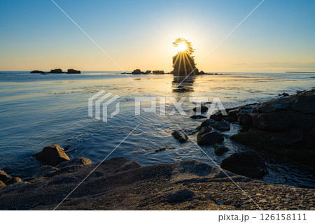 【海岸素材】富山県の絶景・初夏の凪いだ日本海と雨晴海岸の朝景【富山県】 126158111