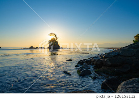 【海岸素材】富山県の絶景・初夏の凪いだ日本海と雨晴海岸の朝景【富山県】 126158112