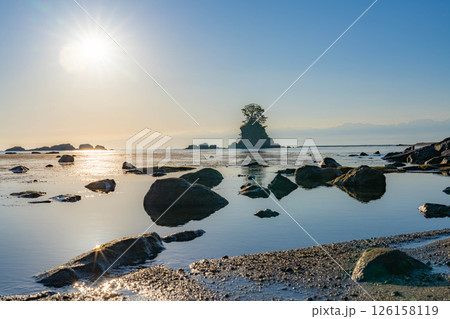 【海岸素材】富山県の絶景・初夏の凪いだ日本海と雨晴海岸の朝景【富山県】 126158119