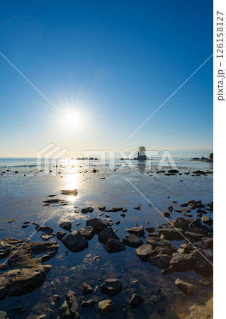 【海岸素材】富山県の絶景・初夏の凪いだ日本海と雨晴海岸の朝景【富山県】 126158127