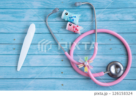 ピンク色の聴診器と体温計とこいのぼりの飾り　 126158324
