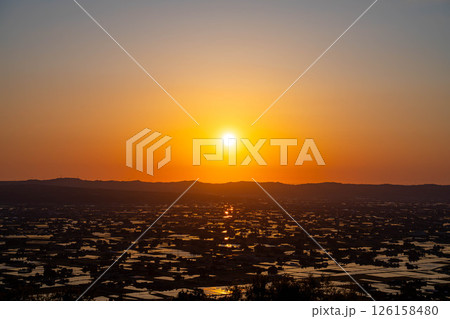 【初夏の絶景】初夏の砺波平野・散居村の夕暮れと水田のリフレクション【富山県】 126158480