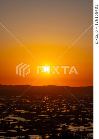 【初夏の絶景】初夏の砺波平野・散居村の夕暮れと水田のリフレクション【富山県】 126158481