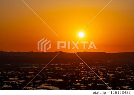 【初夏の絶景】初夏の砺波平野・散居村の夕暮れと水田のリフレクション【富山県】 【初夏の絶景】初夏の砺波平野・散居村の夕暮れと水田のリフレクション【富山県】 126158482