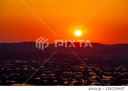 【初夏の絶景】初夏の砺波平野・散居村の夕暮れと水田のリフレクション【富山県】 126158487