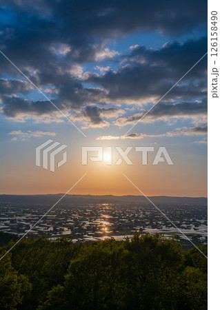 【初夏の絶景】初夏の砺波平野・散居村の夕暮れと水田のリフレクション【富山県】 【初夏の絶景】初夏の砺波平野・散居村の夕暮れと水田のリフレクション【富山県】 126158490