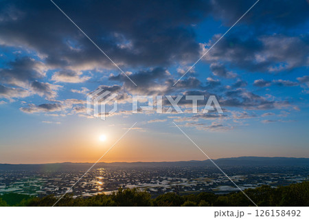 【初夏の絶景】初夏の砺波平野・散居村の夕暮れと水田のリフレクション【富山県】 【初夏の絶景】初夏の砺波平野・散居村の夕暮れと水田のリフレクション【富山県】 126158492
