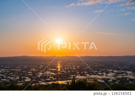 【初夏の絶景】初夏の砺波平野・散居村の夕暮れと水田のリフレクション【富山県】 【初夏の絶景】初夏の砺波平野・散居村の夕暮れと水田のリフレクション【富山県】 126158501