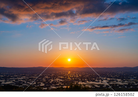 【初夏の絶景】初夏の砺波平野・散居村の夕暮れと水田のリフレクション【富山県】 126158502