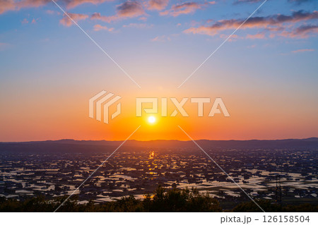 【初夏の絶景】初夏の砺波平野・散居村の夕暮れと水田のリフレクション【富山県】 126158504