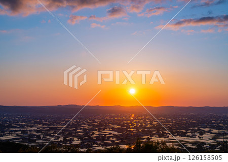 【初夏の絶景】初夏の砺波平野・散居村の夕暮れと水田のリフレクション【富山県】 【初夏の絶景】初夏の砺波平野・散居村の夕暮れと水田のリフレクション【富山県】 126158505