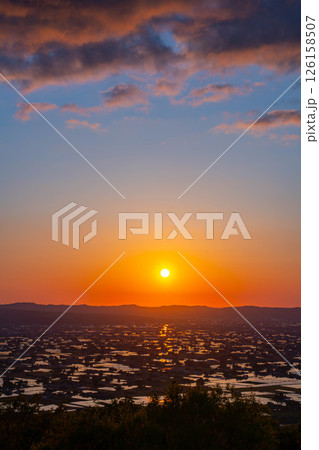 【初夏の絶景】初夏の砺波平野・散居村の夕暮れと水田のリフレクション【富山県】 【初夏の絶景】初夏の砺波平野・散居村の夕暮れと水田のリフレクション【富山県】 126158507