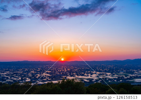 【初夏の絶景】初夏の砺波平野・散居村の夕暮れと水田のリフレクション【富山県】 126158513