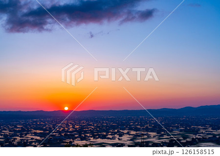 【初夏の絶景】初夏の砺波平野・散居村の夕暮れと水田のリフレクション【富山県】 【初夏の絶景】初夏の砺波平野・散居村の夕暮れと水田のリフレクション【富山県】 126158515
