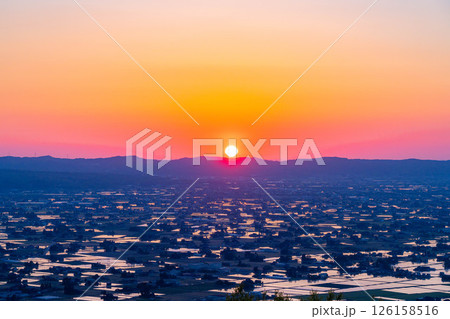 【初夏の絶景】初夏の砺波平野・散居村の夕暮れと水田のリフレクション【富山県】 【初夏の絶景】初夏の砺波平野・散居村の夕暮れと水田のリフレクション【富山県】 126158516