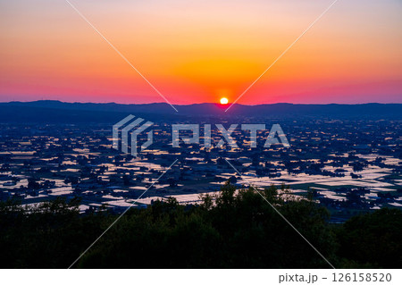 【初夏の絶景】初夏の砺波平野・散居村の夕暮れと水田のリフレクション【富山県】 126158520