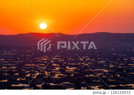 【初夏の絶景】初夏の砺波平野・散居村の夕暮れと水田のリフレクション【富山県】 126158555